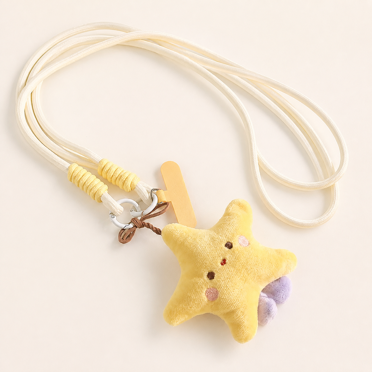 MIWA 毛绒星星手机长挂链，米白色毛绒星星搭配同色系绳索，柔软温暖，适合日常配饰